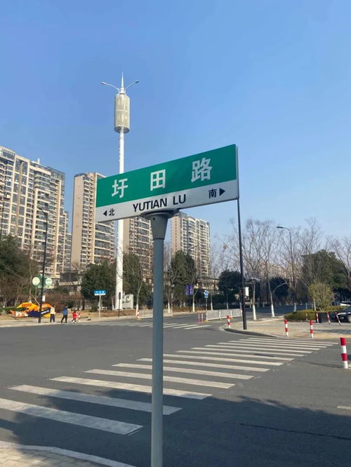 湖州一路牌标注错误引关注，官方及时回应并修复灯箱问题